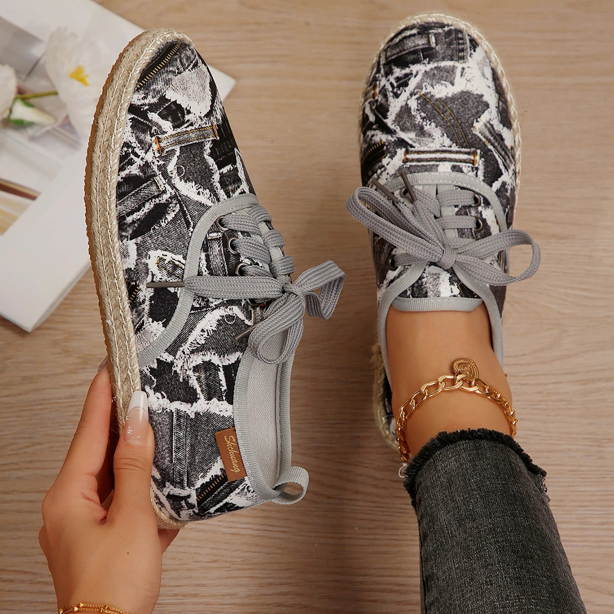 CHARLOTTE CHIC SNEAKERS